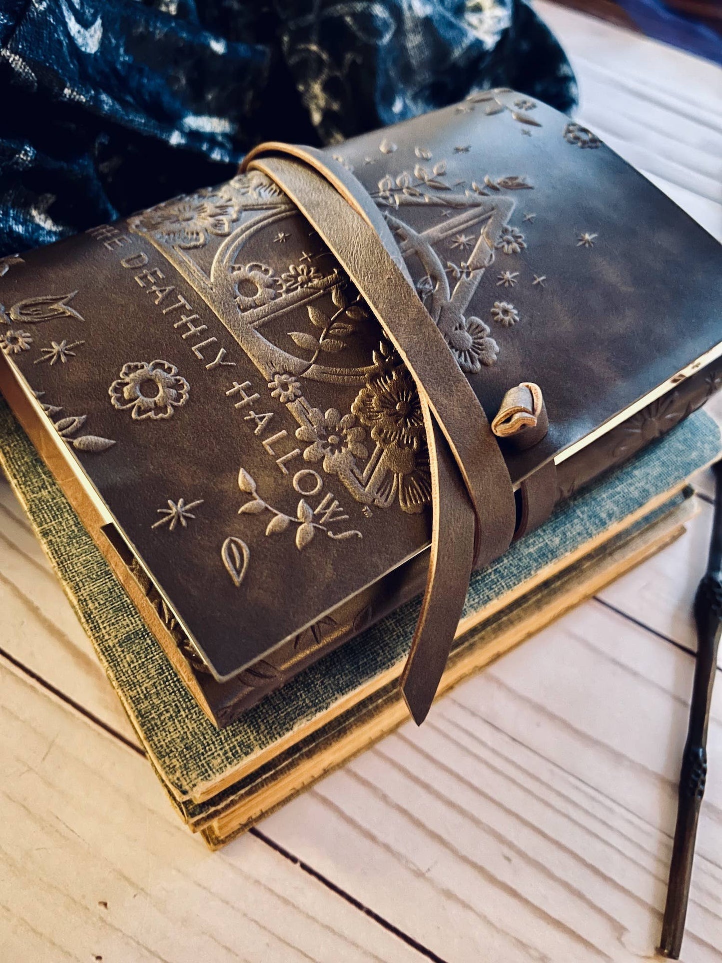 Journal enveloppé en cuir Harry Potter Deathly Hallows