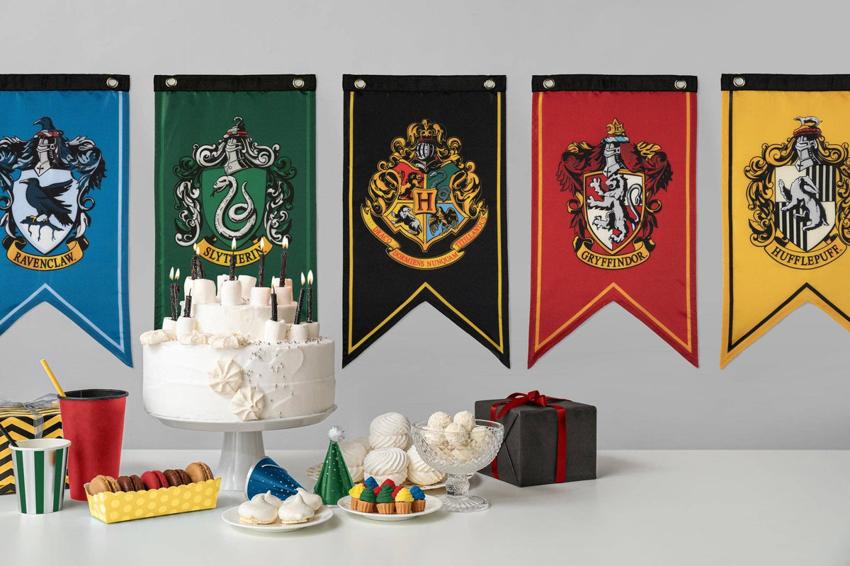 Ensemble de bannières et drapeaux Harry Potter Wizarding House (12 « x 20")