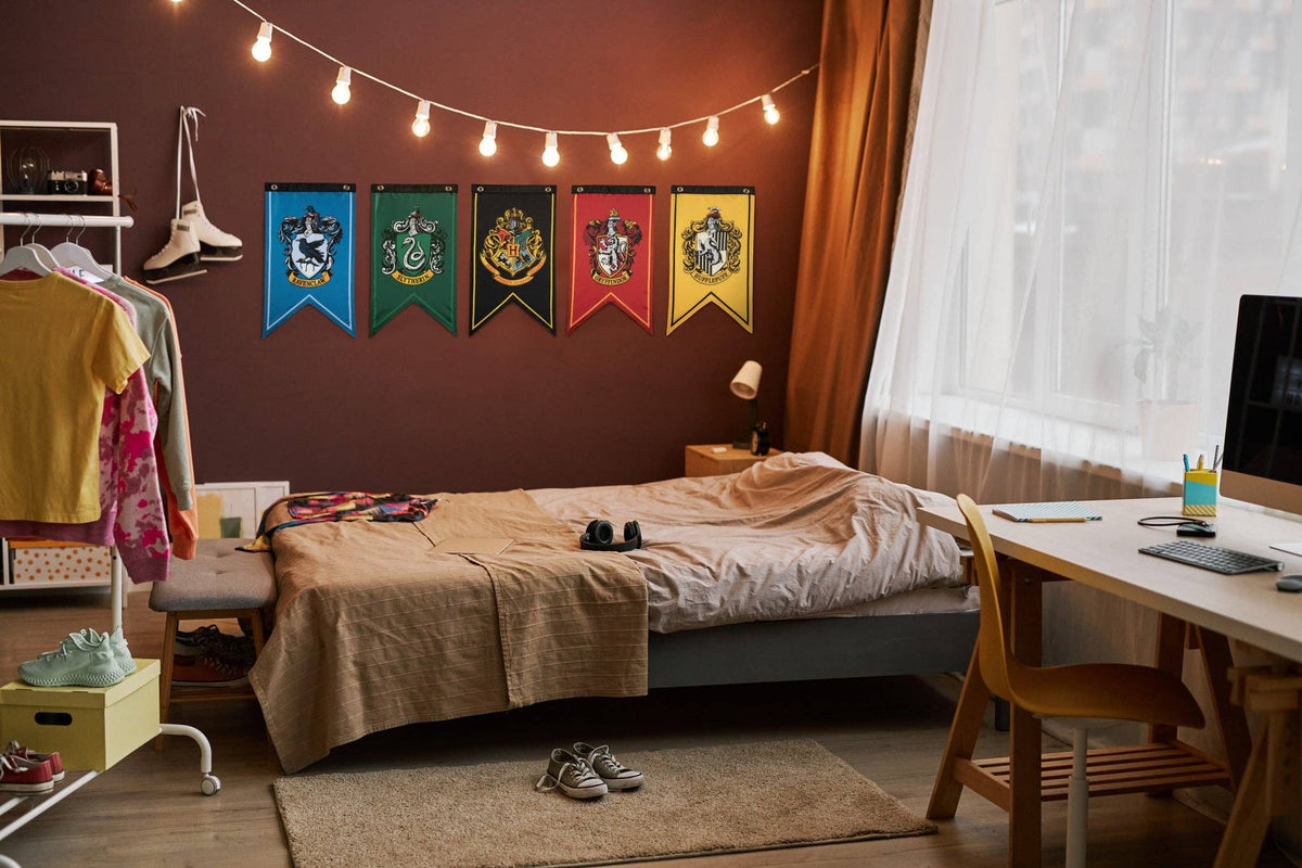 Ensemble de bannières et drapeaux Harry Potter Wizarding House (12 « x 20")